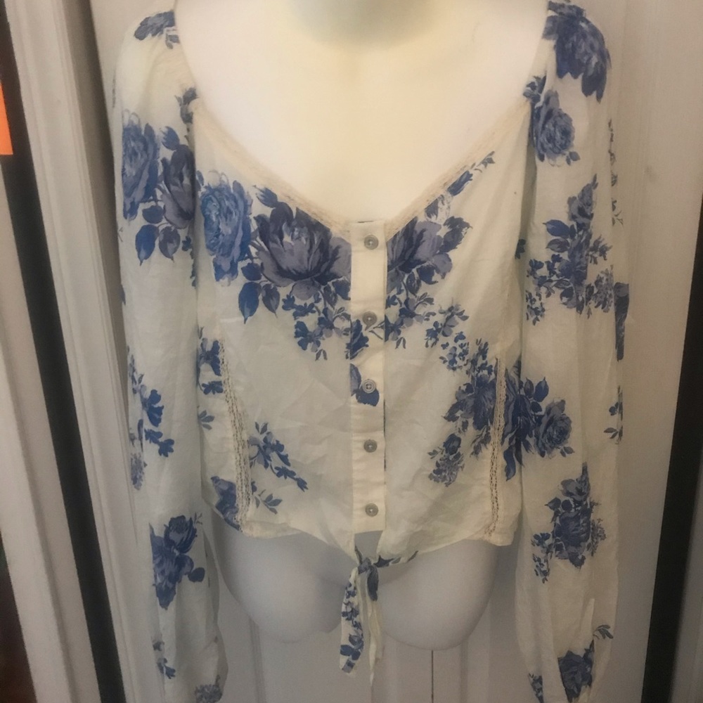 Wild fable white & blue flower top large